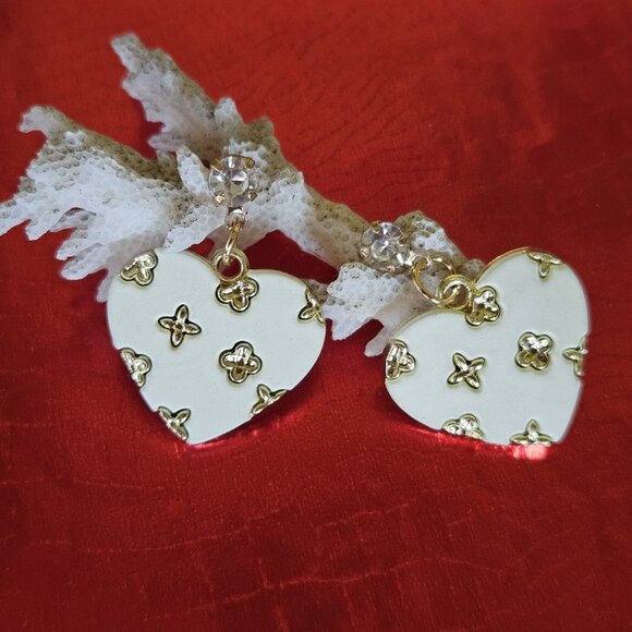 🩷💚💛💜Cream Color HEART Earrings🩷💚💛💜 - NWOT - Picture 1 of 7